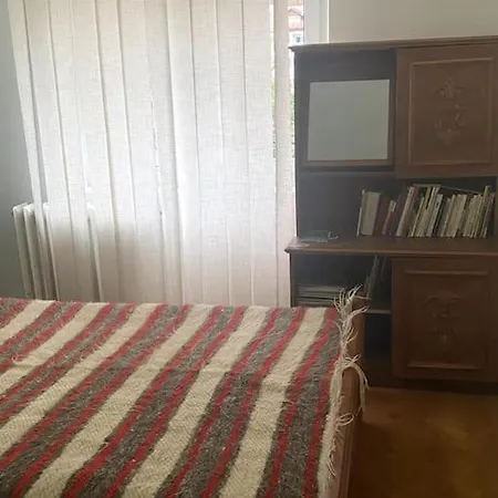 Cozy Two-bedroom Apartment *
